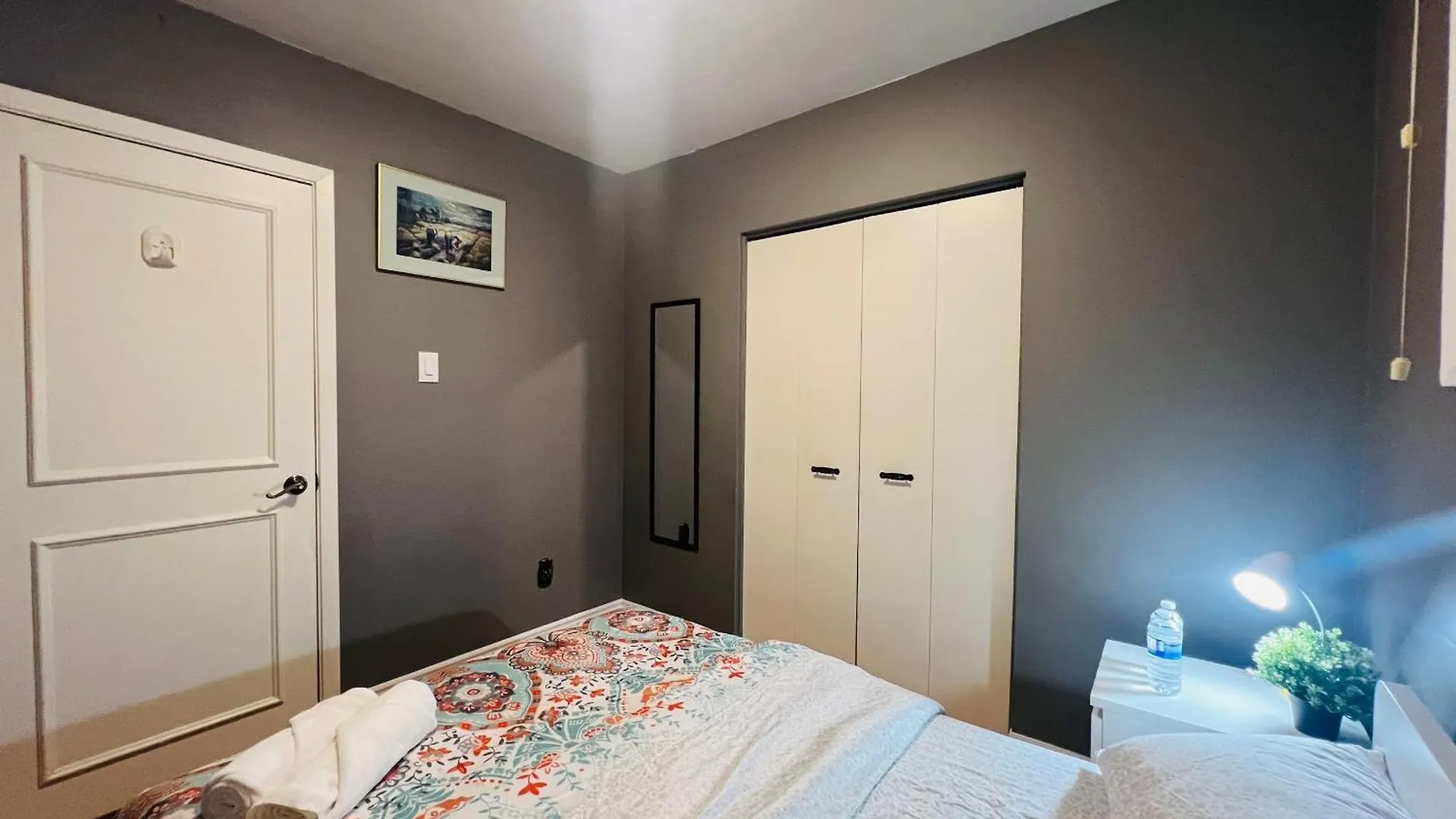 Cozy Stay, Self Check-In With Parking Available Upon Request 0*, Toronto