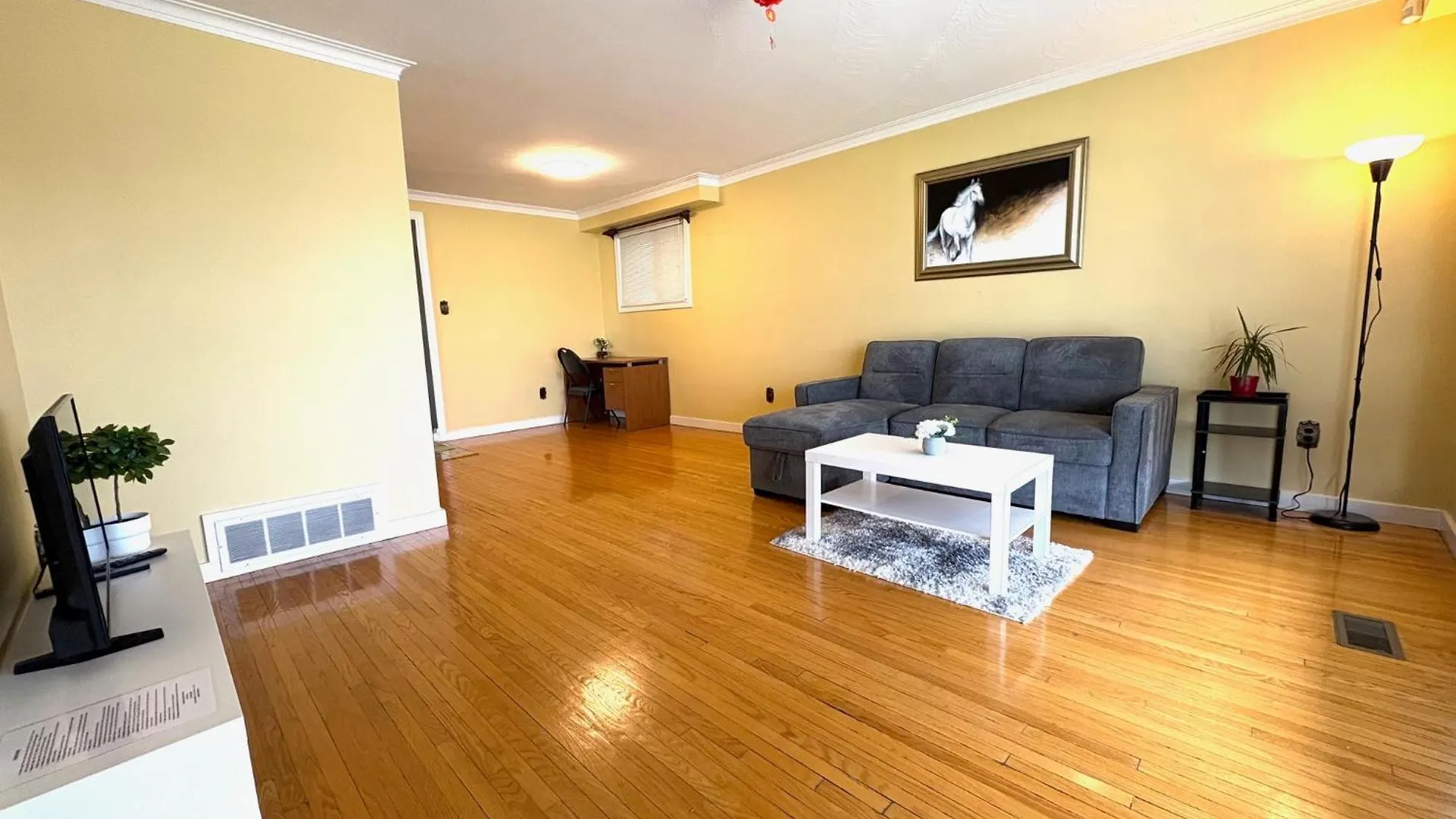 Cozy Stay, Self Check-In With Parking Available Upon Request 0*, Toronto Canada