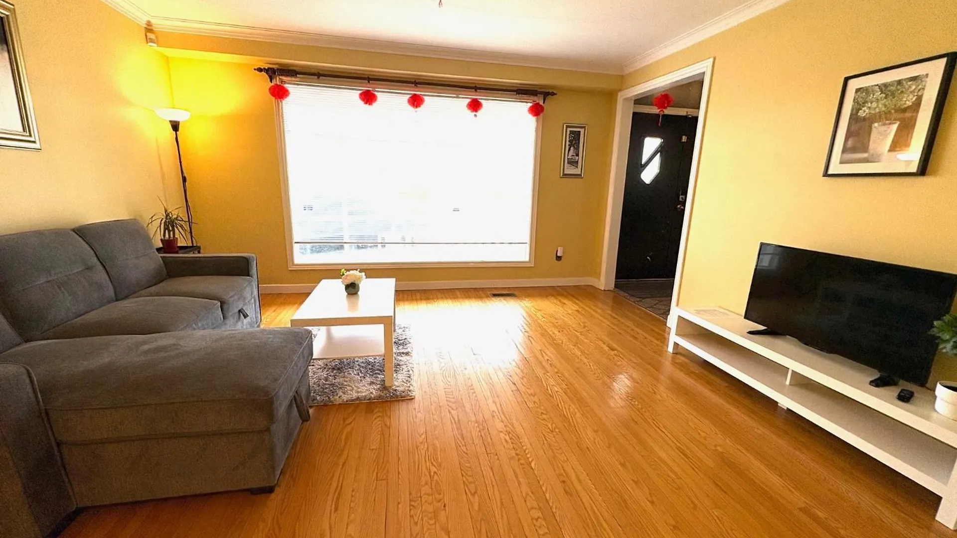 Cozy Stay, Self Check-In With Parking Available Upon Request Guest house Toronto